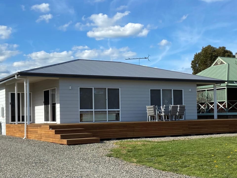Banksia Lakeview Retreat House in Clayton Bay