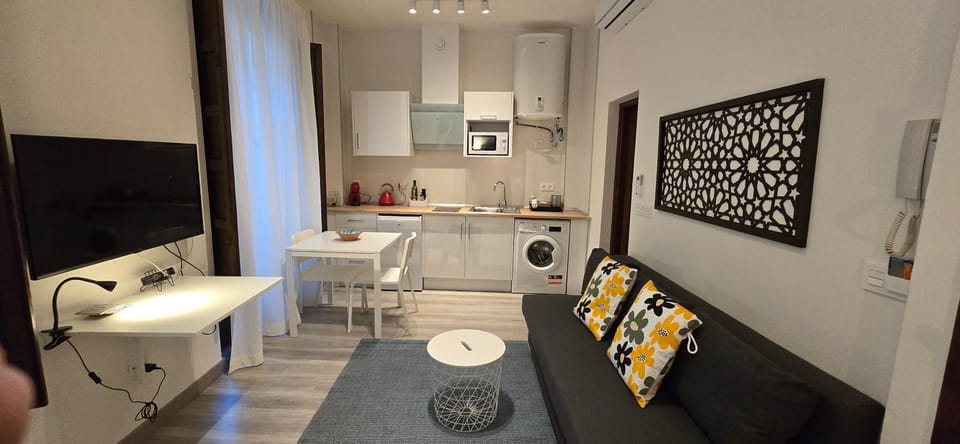 Kitchen or kitchenette, Seating area, Dining area