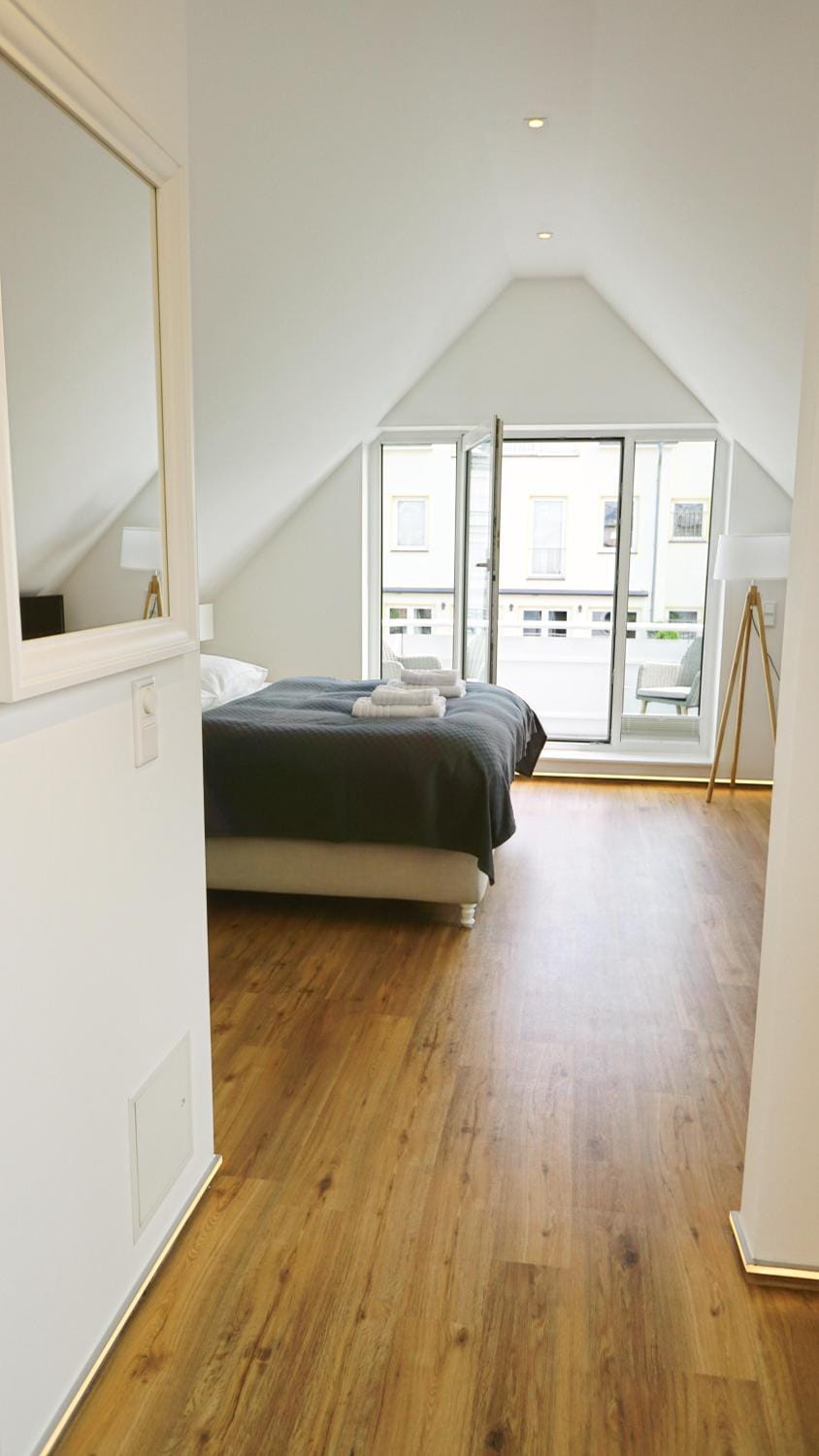 Bed, Living room, Photo of the whole room, Bedroom