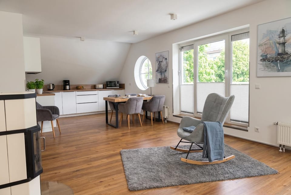 Kitchen or kitchenette, Living room, Seating area, Dining area