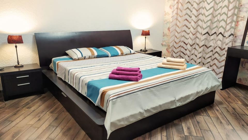 Bed, Photo of the whole room, Bedroom, towels