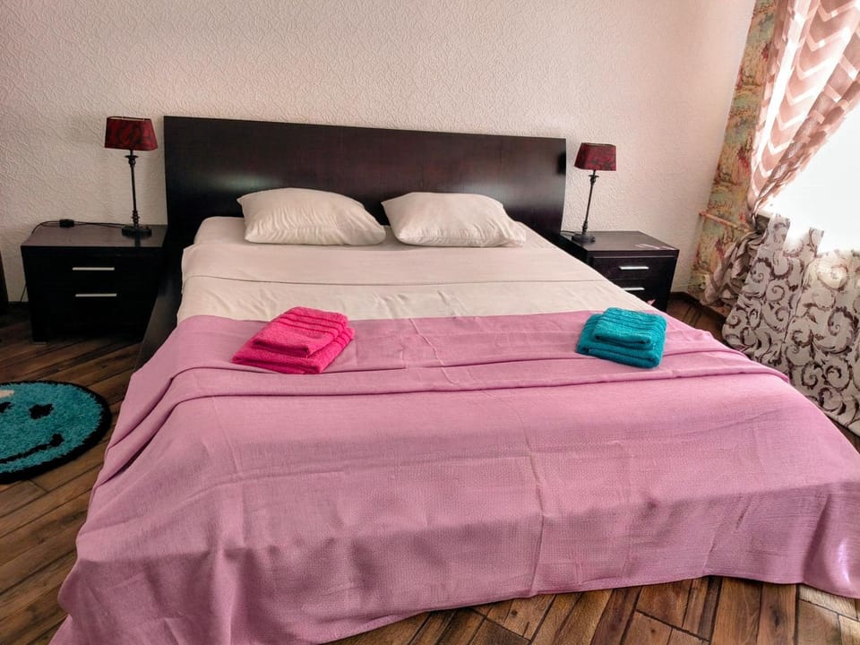Bed, Photo of the whole room, Bedroom, towels