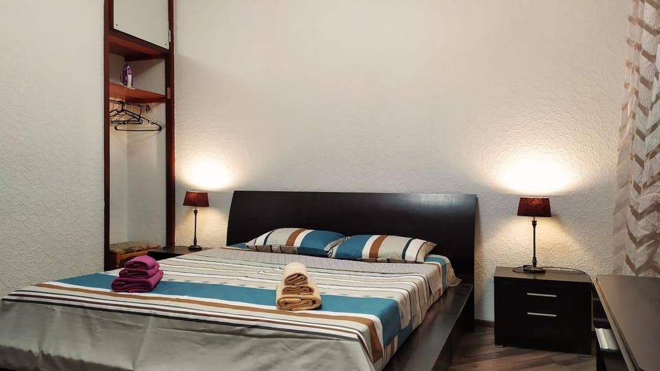 Bed, Photo of the whole room, Bedroom, towels