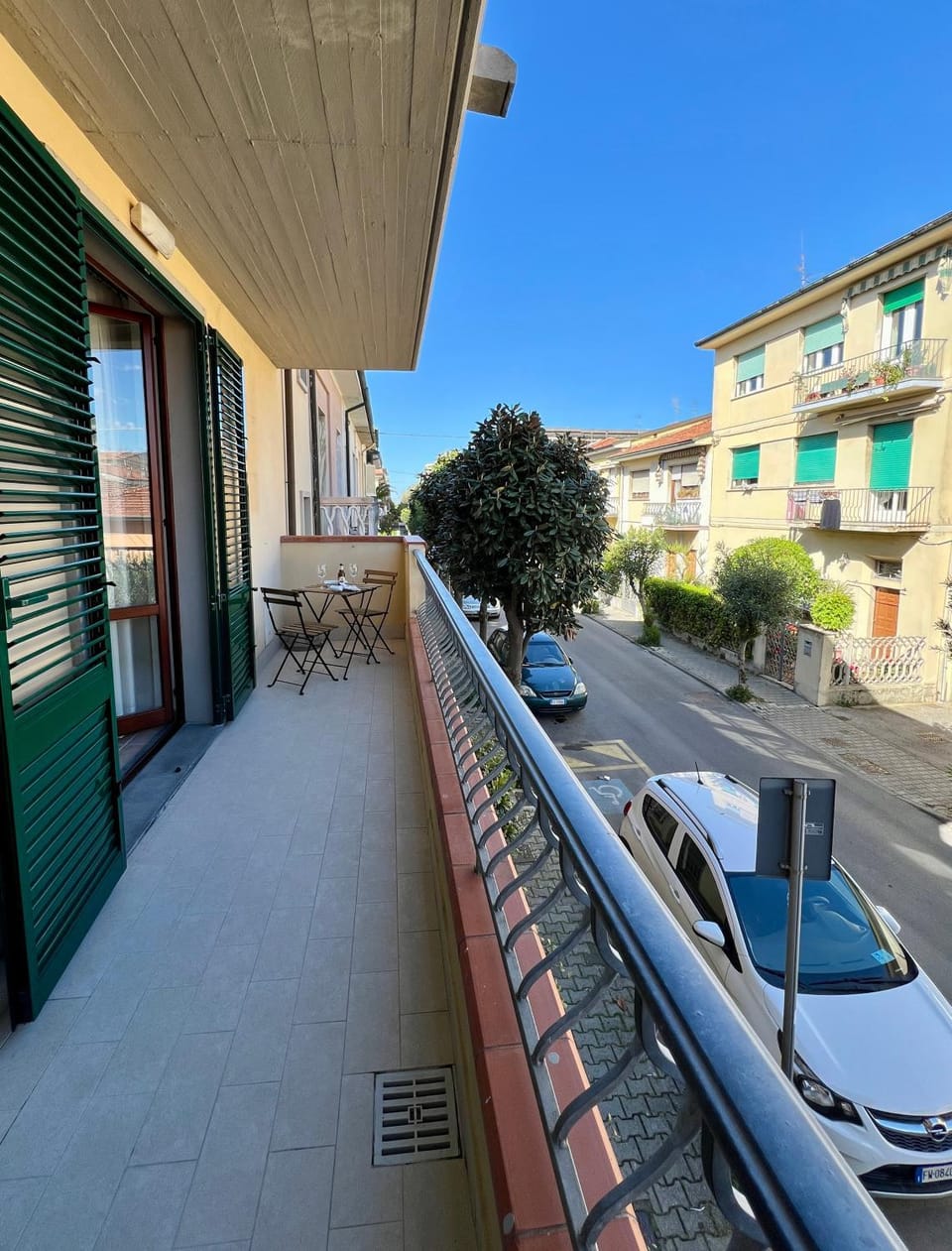 Property building, Neighbourhood, Balcony/Terrace, Street view, Parking