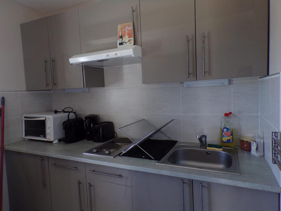 Coffee/tea facilities, Kitchen or kitchenette, oven, stove, toaster