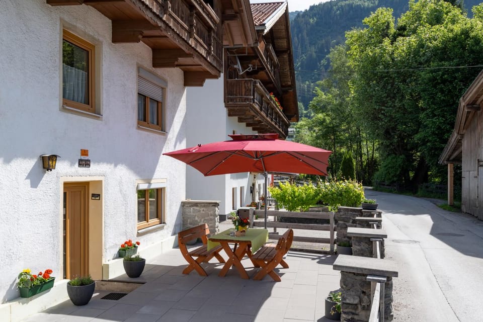 Property building, Balcony/Terrace, Seating area