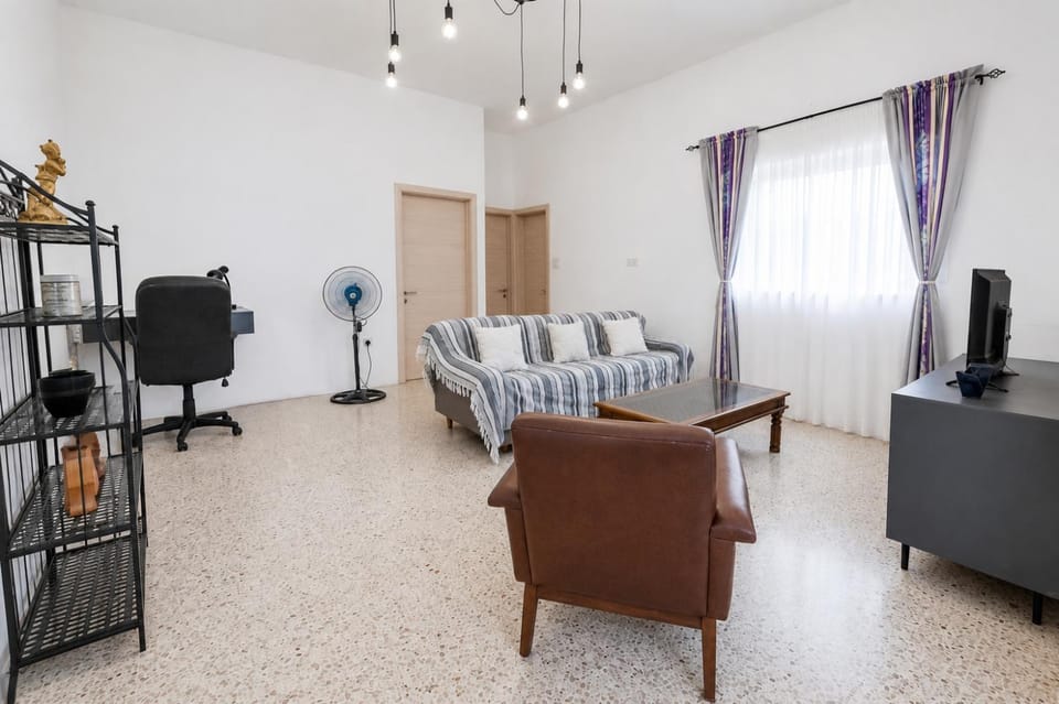 TV and multimedia, Living room, Seating area, Evening entertainment
