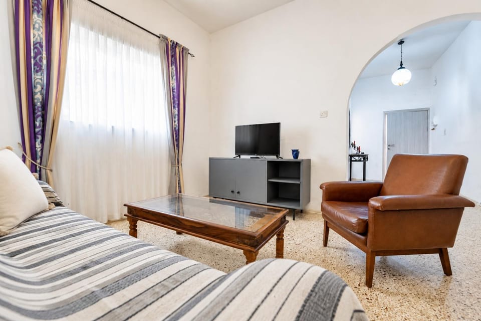 TV and multimedia, Living room, Photo of the whole room, Seating area, Evening entertainment