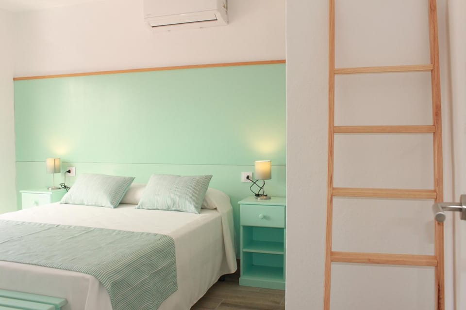 Balcony/Terrace, Bedroom, safe, air conditioner