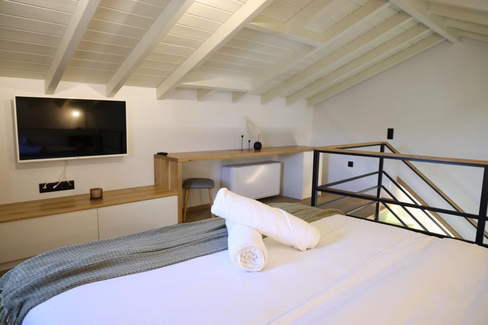 Bed, TV and multimedia, Bedroom