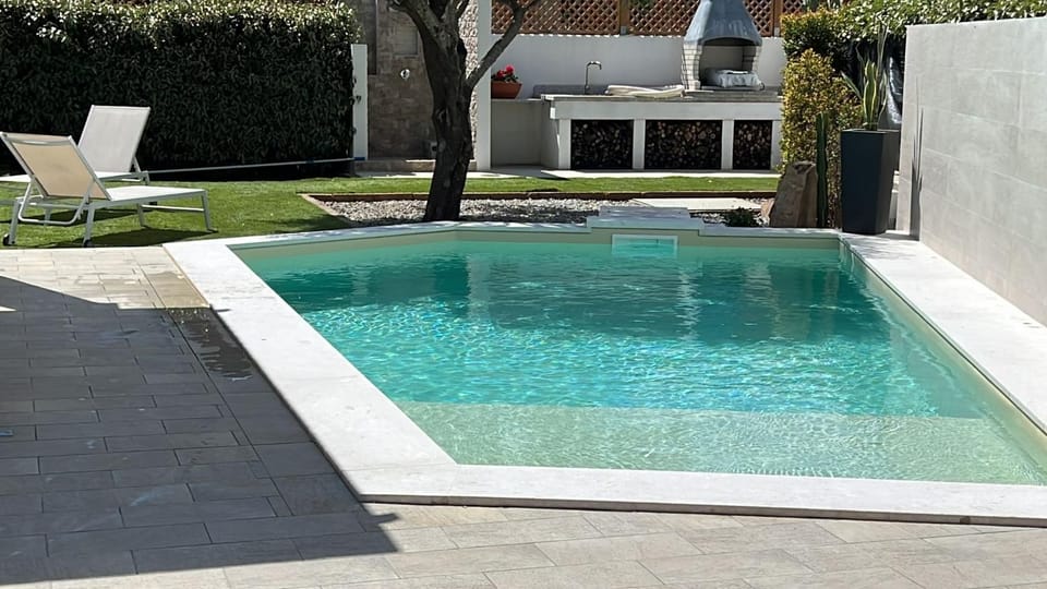 VILLA ILARIA con piscina privata a 350 mt spiaggia di sabbia Villa in Sardinia
