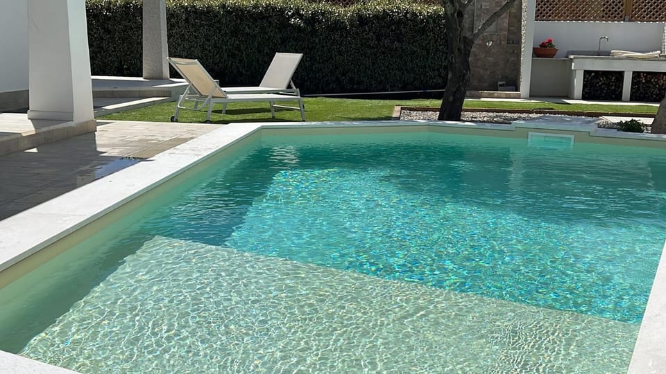 VILLA ILARIA con piscina privata a 350 mt spiaggia di sabbia Villa in Sardinia