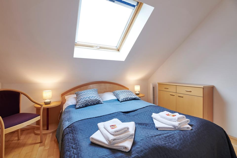 Bed, Photo of the whole room, Bedroom, towels