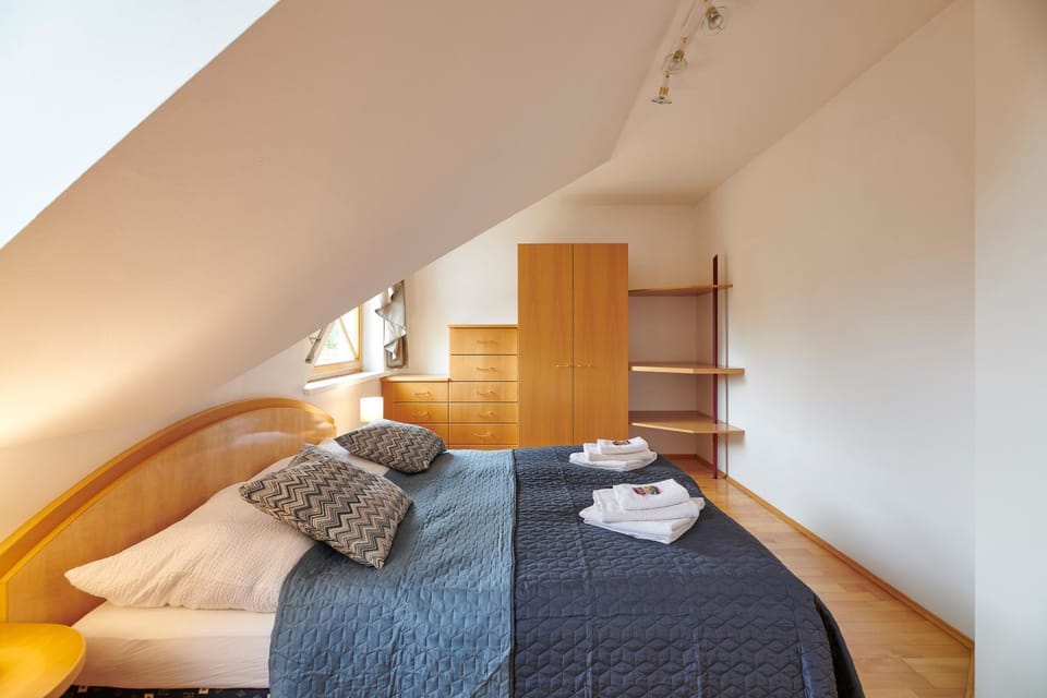 Bed, Bedroom, towels, wardrobe