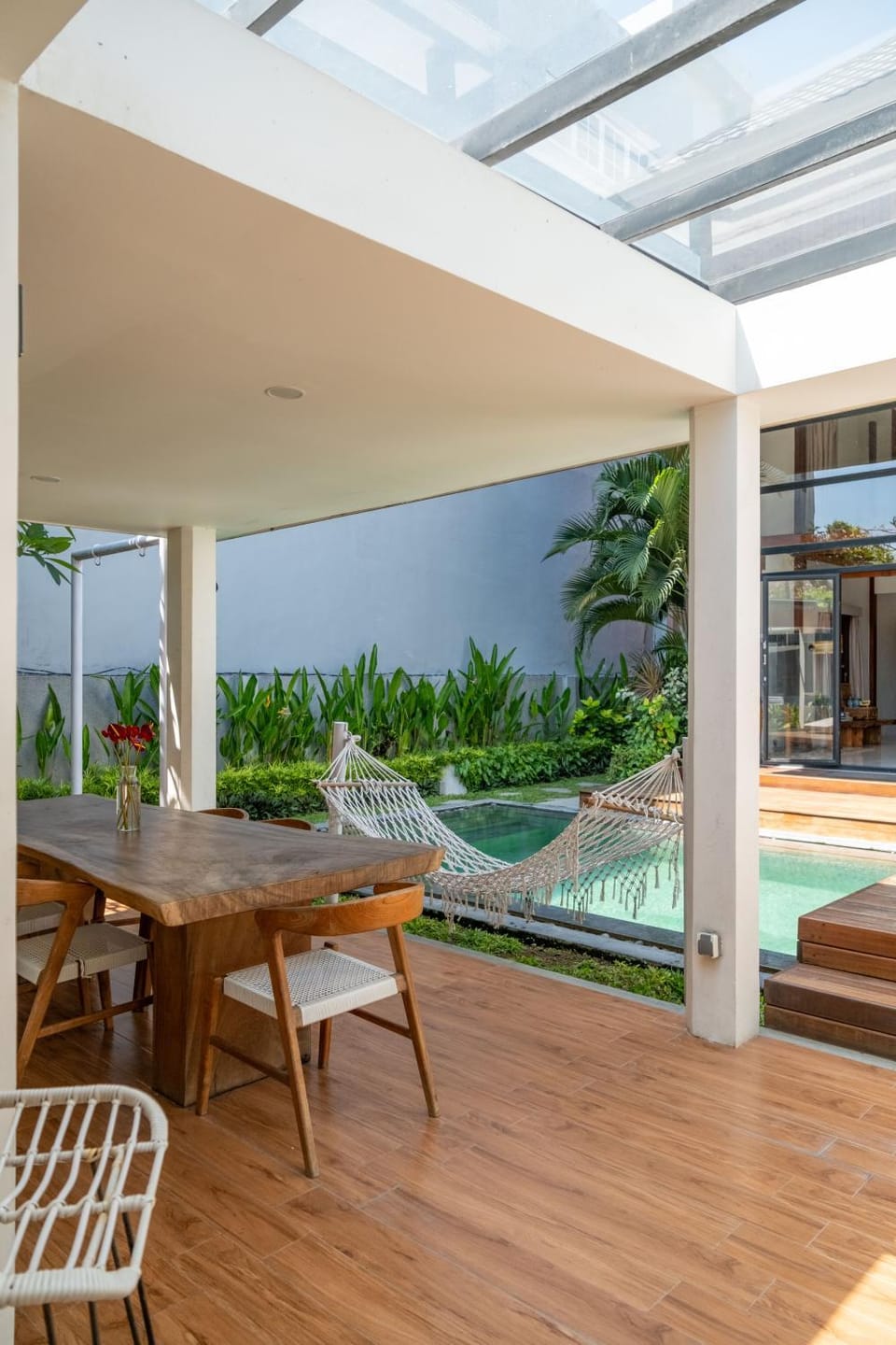 Property building, Swimming pool, Dinner