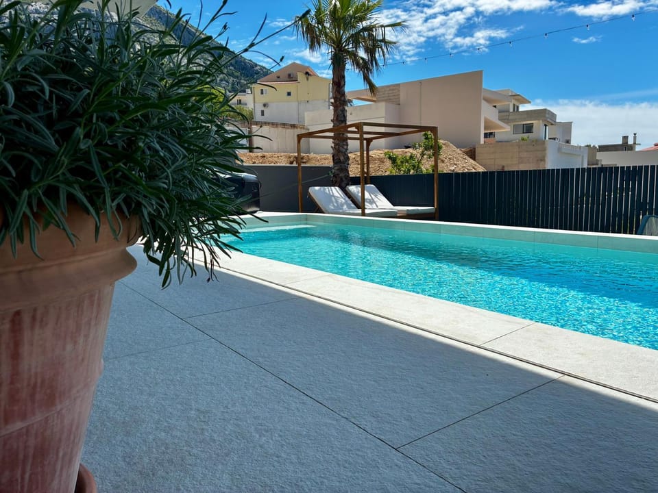 Property building, Day, Pool view, Swimming pool, sunbed