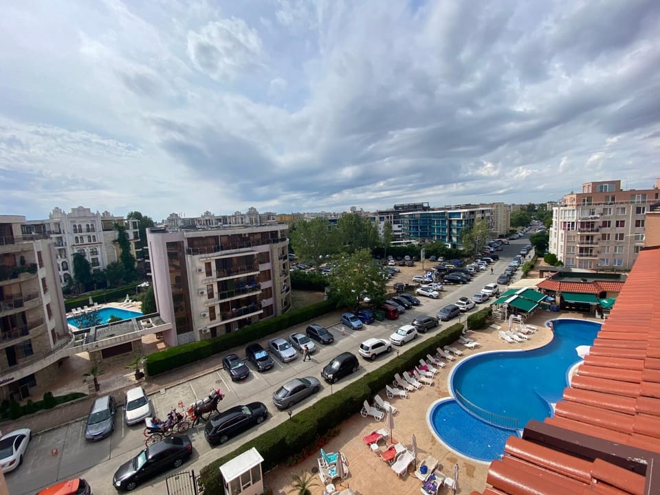 Property building, Day, Neighbourhood, Bird's eye view, City view, Pool view, Street view, Swimming pool, Location, Parking