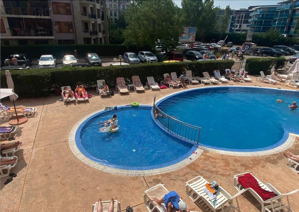 Communal lounge/ TV room, Day, People, Evening entertainment, Pool view, Swimming pool, Location, group of guests, Parking, sunbed