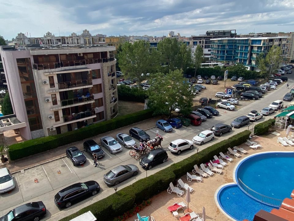 Property building, Day, People, Neighbourhood, Bird's eye view, City view, Pool view, Street view, Swimming pool, Location, group of guests, Parking