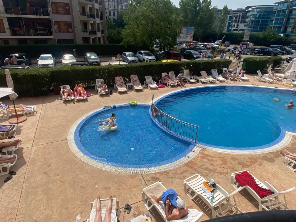 Property building, Communal lounge/ TV room, Day, Beach, Evening entertainment, Pool view, Swimming pool, Location, Parking, sunbed