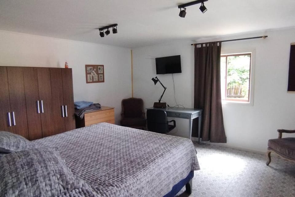 Bed, TV and multimedia, Photo of the whole room, Bedroom