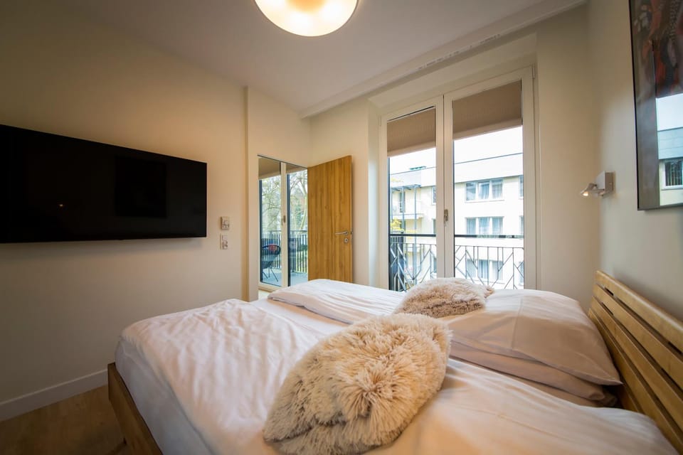 Bed, TV and multimedia, Bedroom, towels