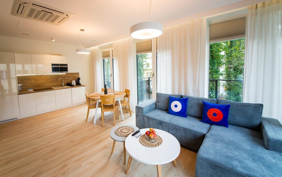 Kitchen or kitchenette, Living room, Seating area, Dining area