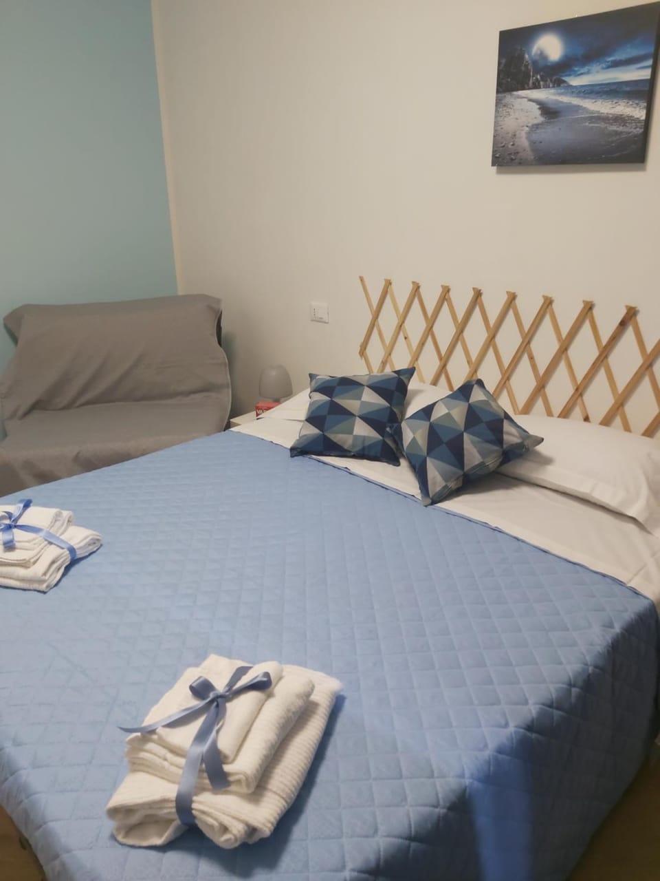 Bed, Photo of the whole room, Bedroom, towels