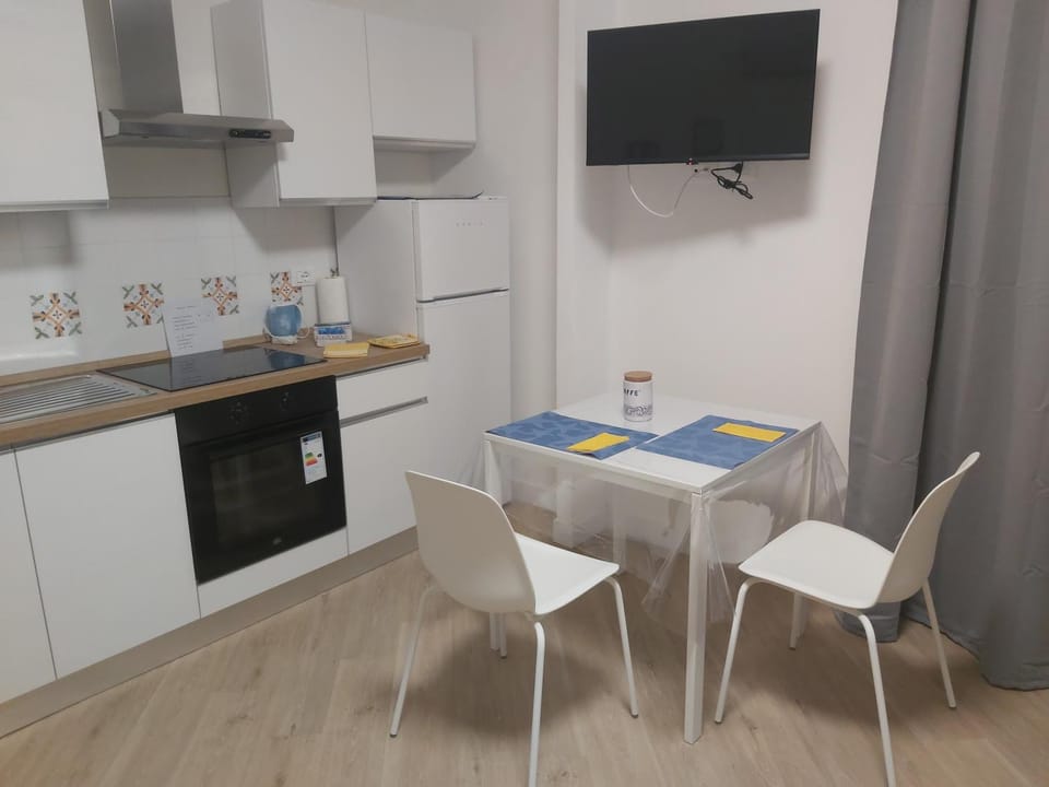 Kitchen or kitchenette, Dining area, oven, stove