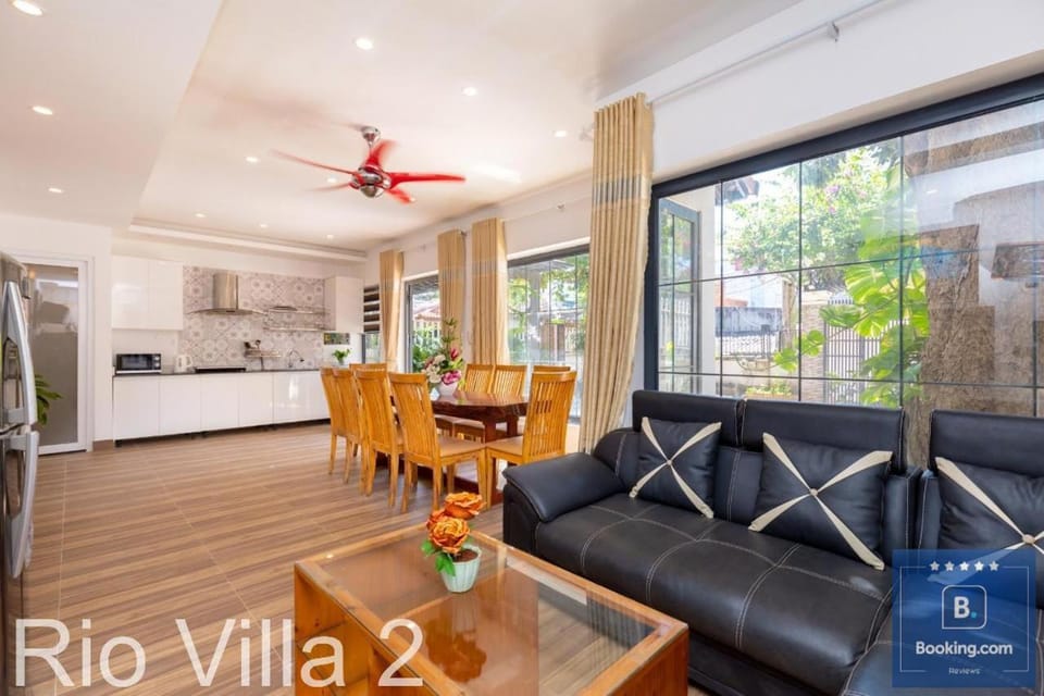 Nightclub / DJ, Living room