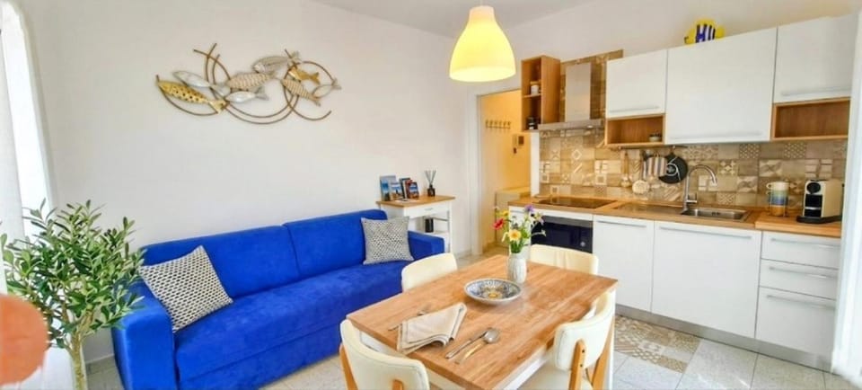 Living room, Seating area, kitchen