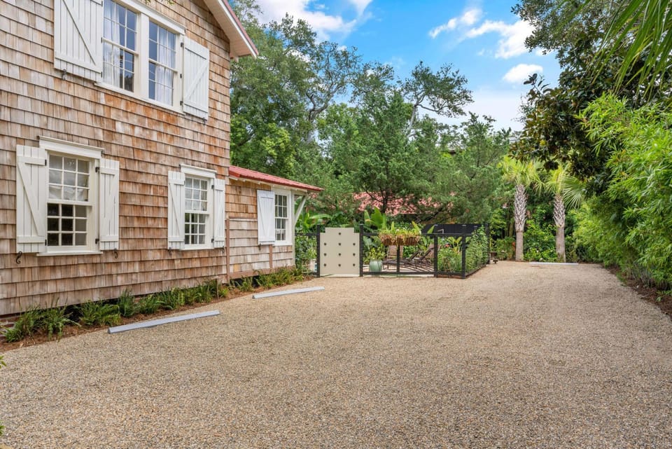 Gull Cottage and Guest House - 757 Ocean Blvd House in Saint Simons Island