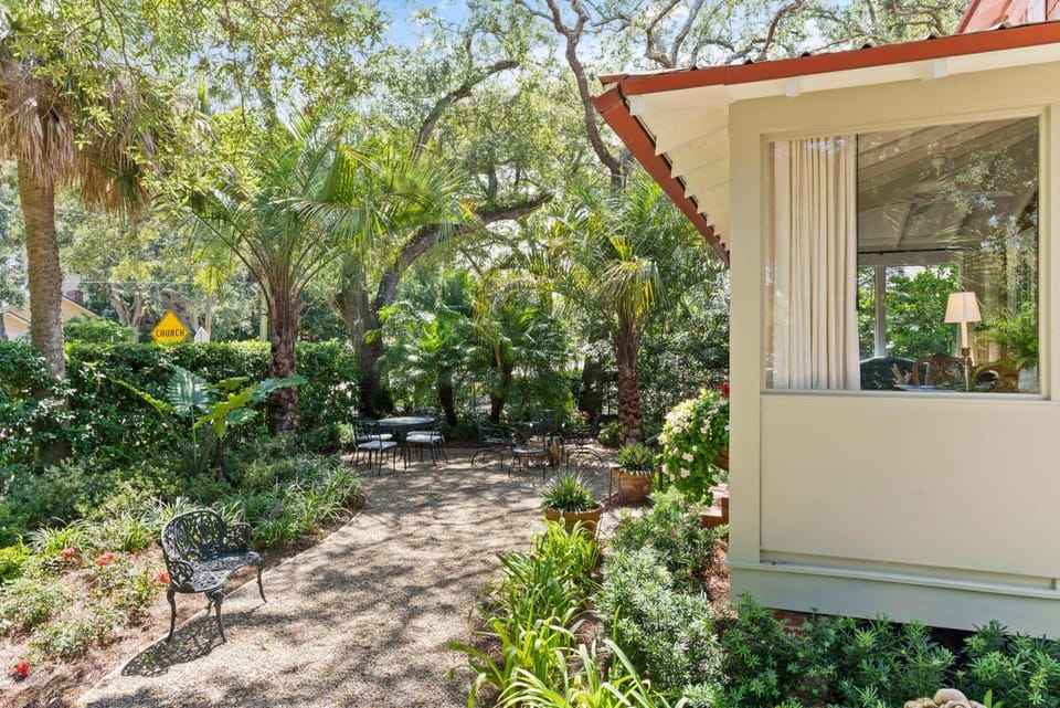 Gull Cottage and Guest House - 757 Ocean Blvd House in Saint Simons Island