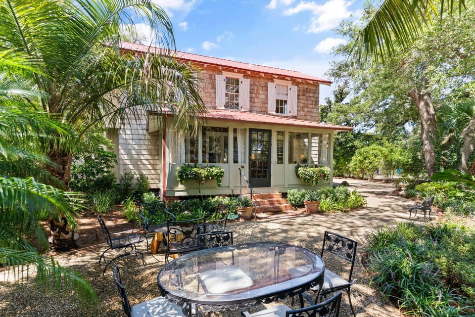 Gull Cottage and Guest House - 757 Ocean Blvd House in Saint Simons Island