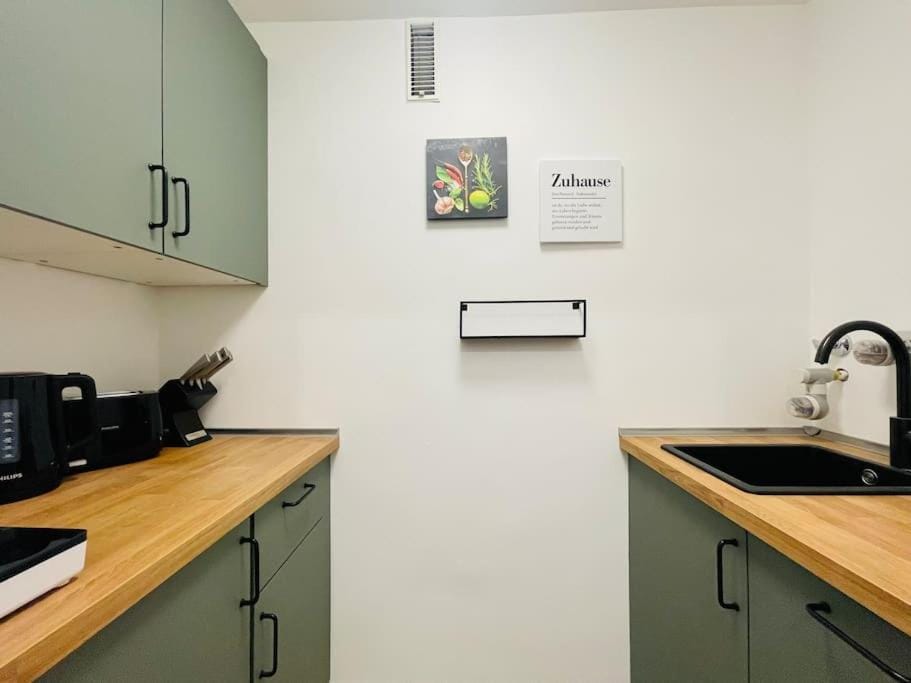 Coffee/tea facilities, Kitchen or kitchenette, stove, toaster