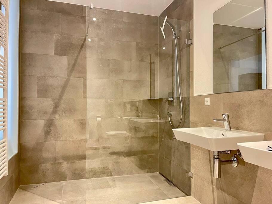 Shower, Bathroom, towels