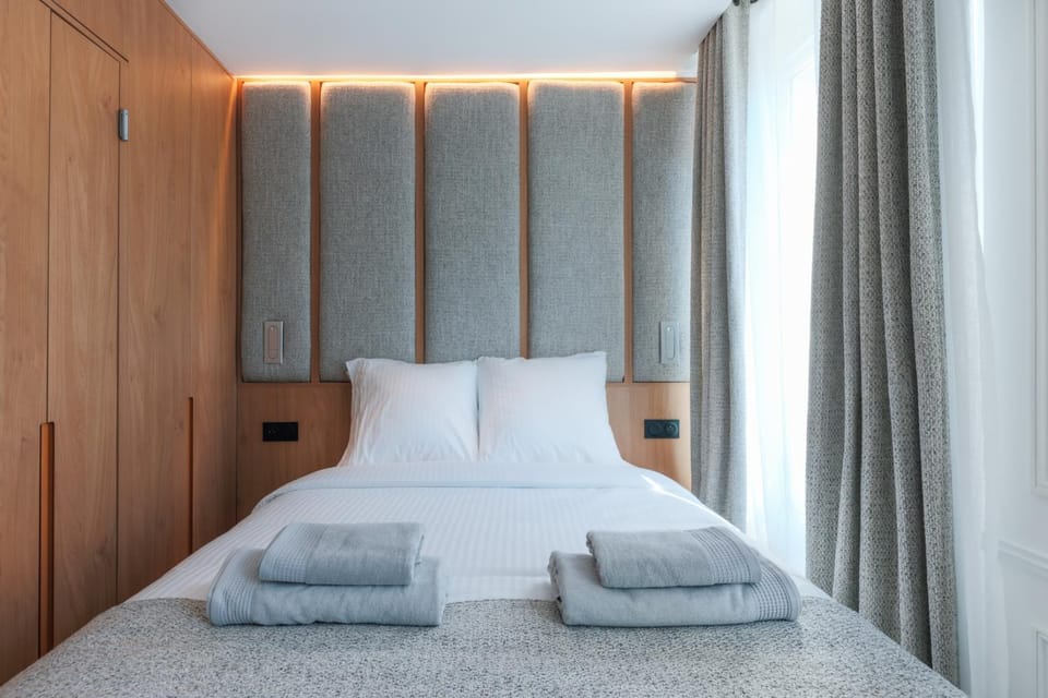 Bed, Living room