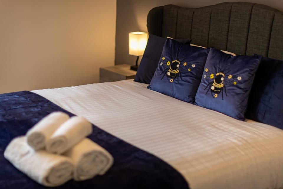 Bed, Bedroom, towels