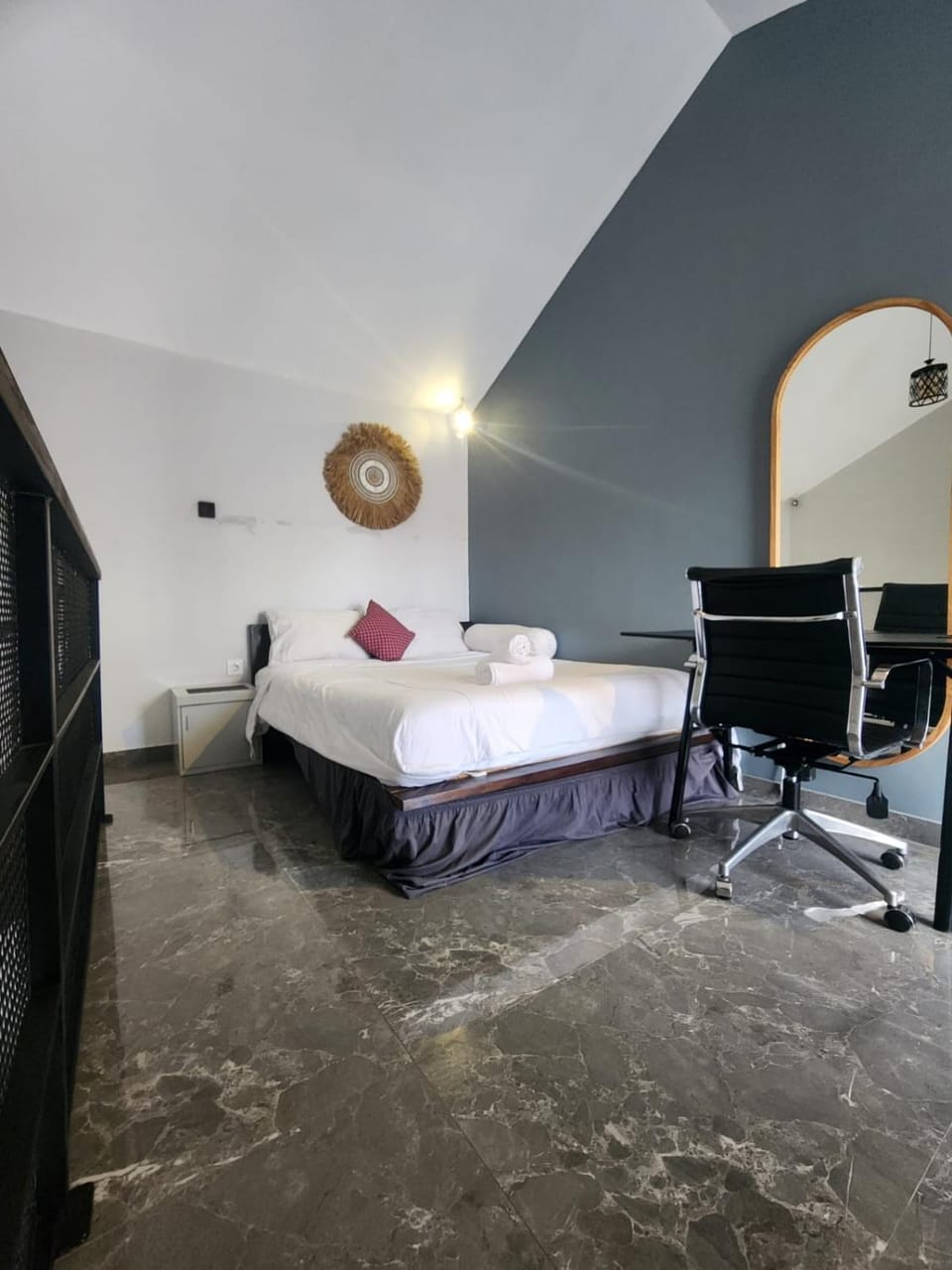 Bed, Seating area, Bedroom, hair dresser