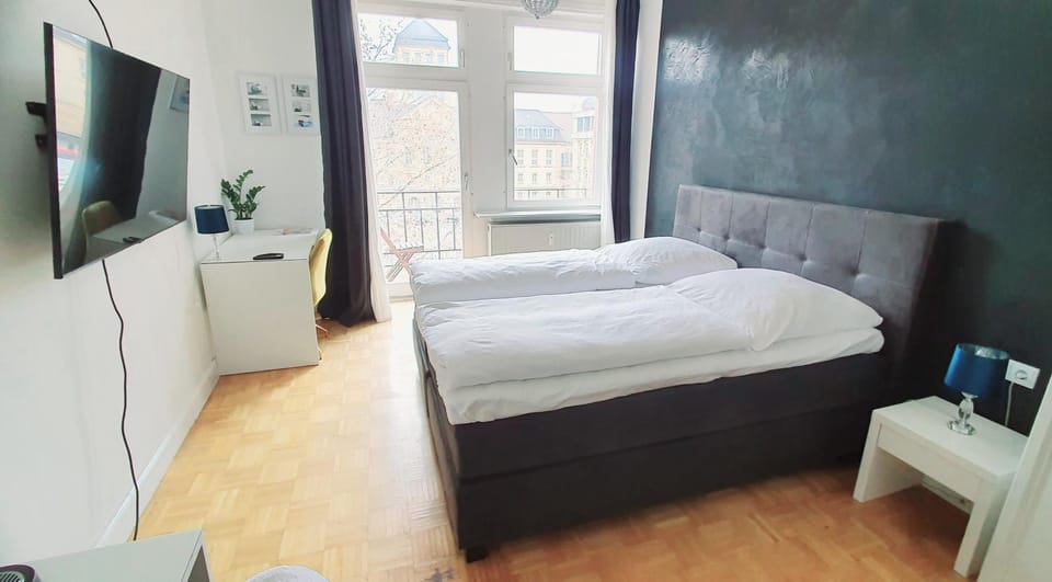 Bed, TV and multimedia, Photo of the whole room, Evening entertainment, Bedroom