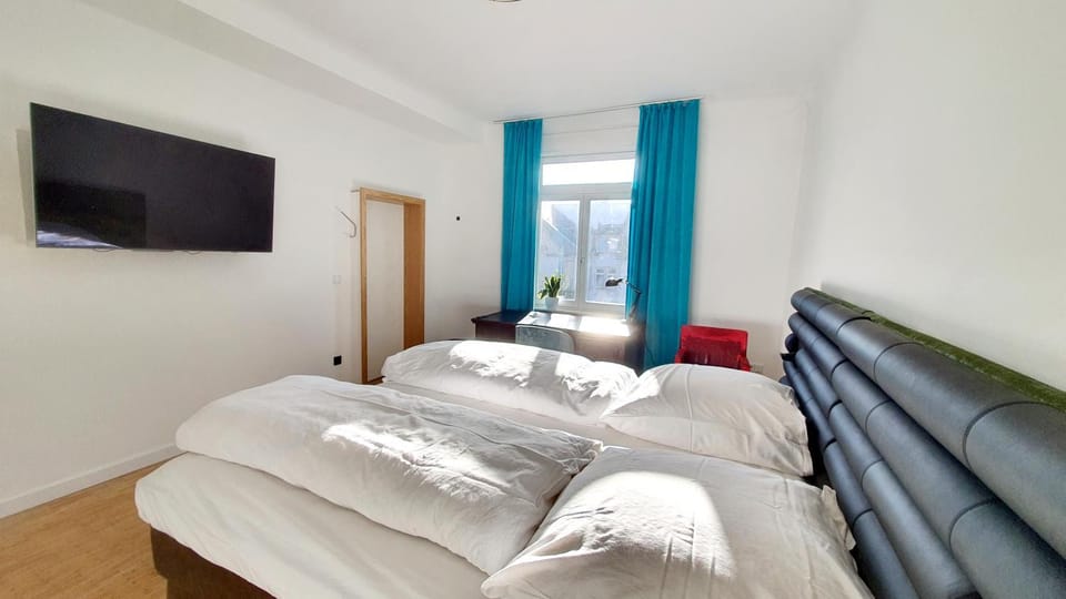 Bed, TV and multimedia, Photo of the whole room, Bedroom