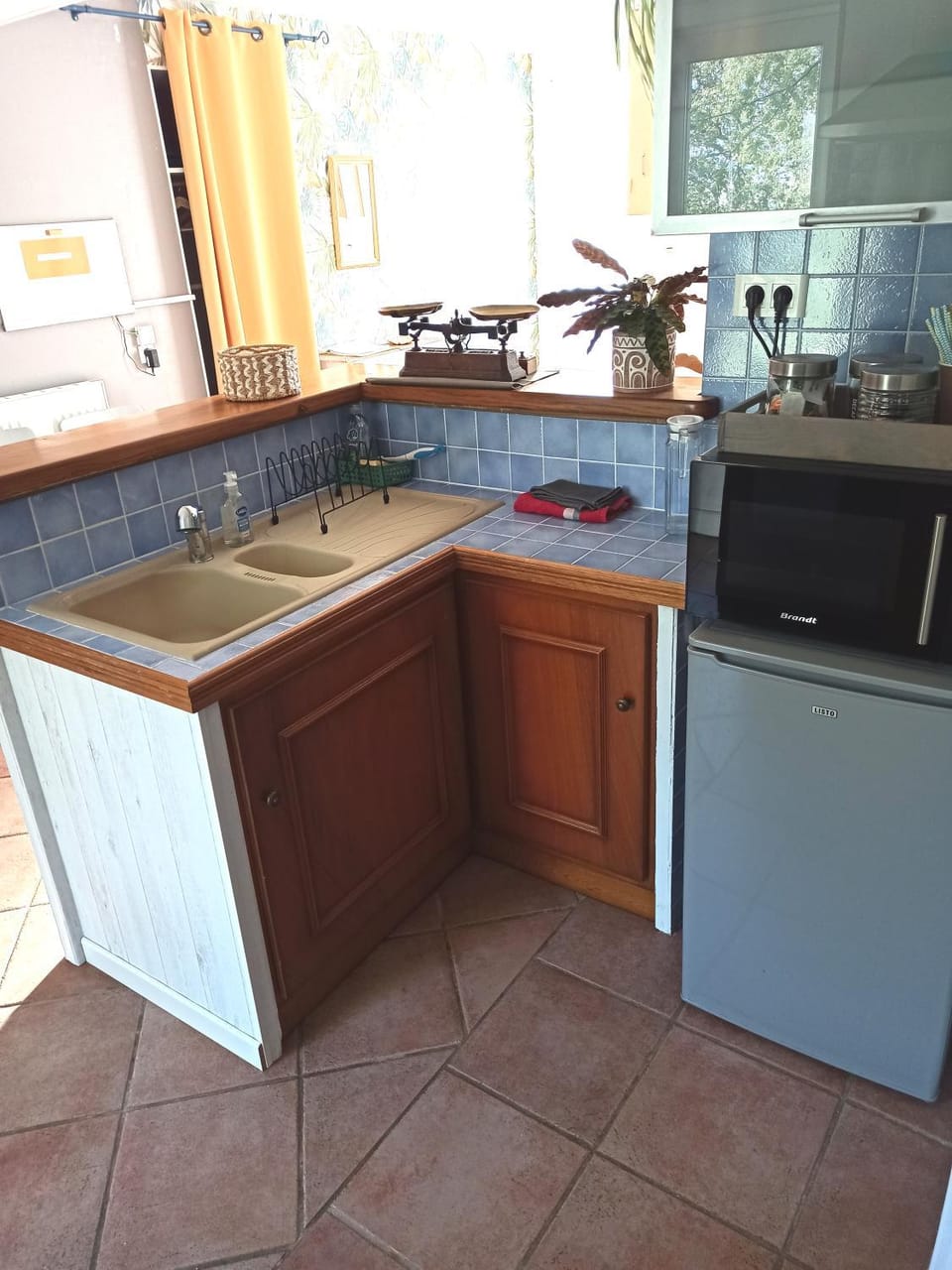 microwave, kitchen