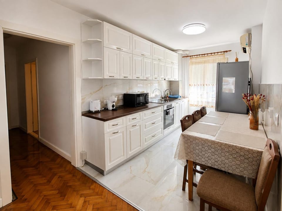 Mika Premium Apartment Oradea - 2 bedrooms, Self Checkin Apartment in Romania