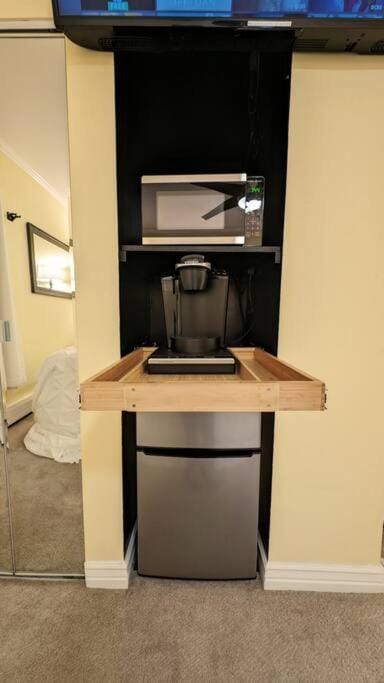 Kitchen or kitchenette, minibar