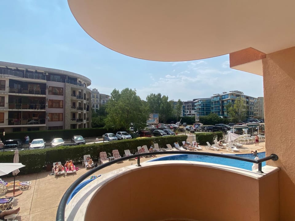 Property building, Communal lounge/ TV room, Day, Evening entertainment, Pool view, Swimming pool, sunbed