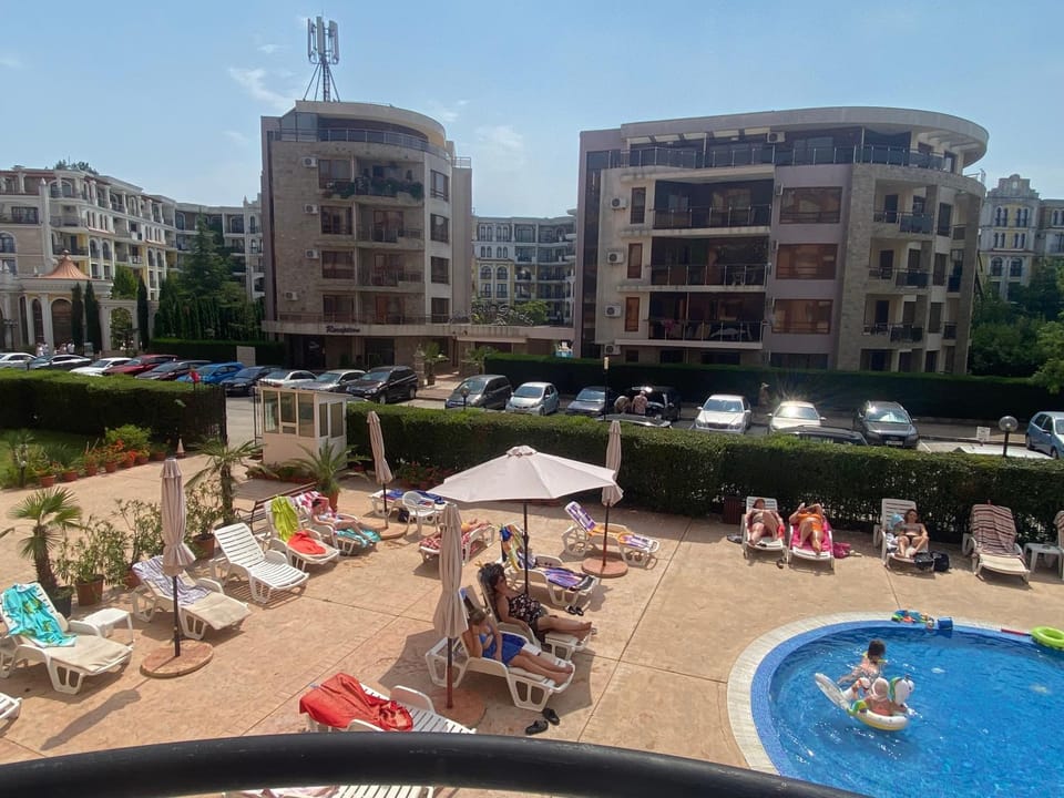Property building, Communal lounge/ TV room, Day, People, Evening entertainment, Pool view, Swimming pool, Location, group of guests, Parking, sunbed