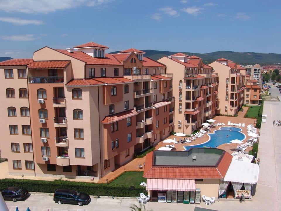 Property building, Day, Neighbourhood, Natural landscape, Bird's eye view, City view, Mountain view, Pool view, Street view, Swimming pool, Location, Parking