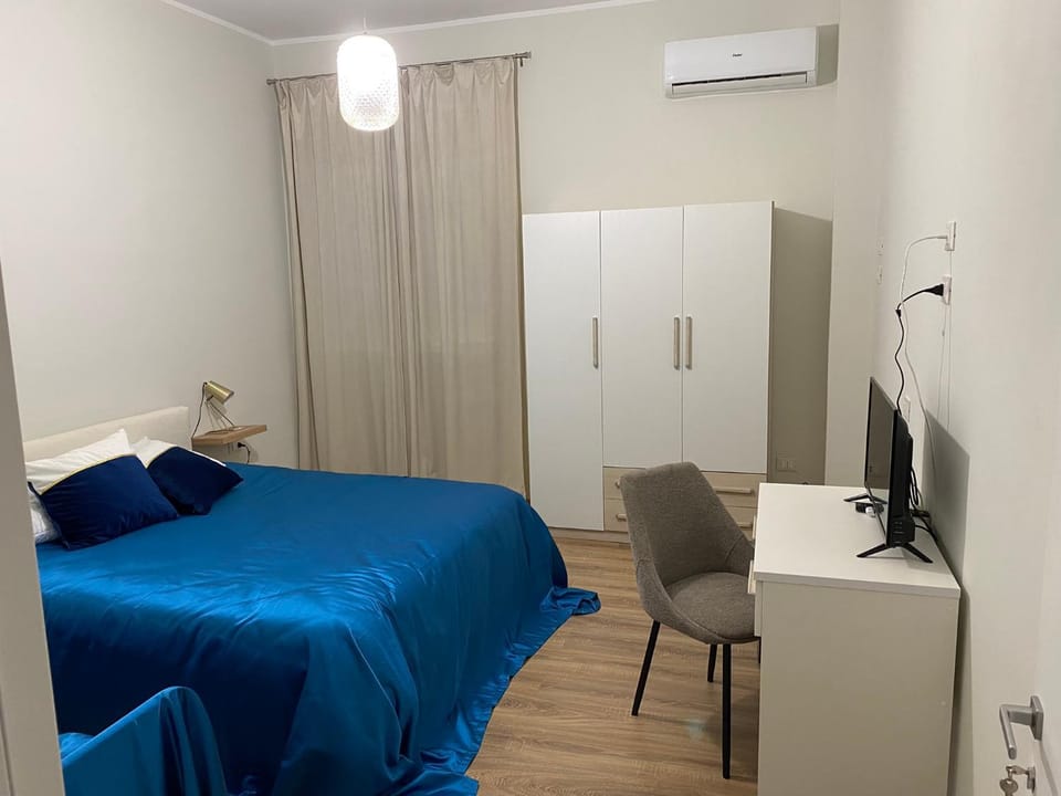 Bed, TV and multimedia, Photo of the whole room, Bedroom, air conditioner