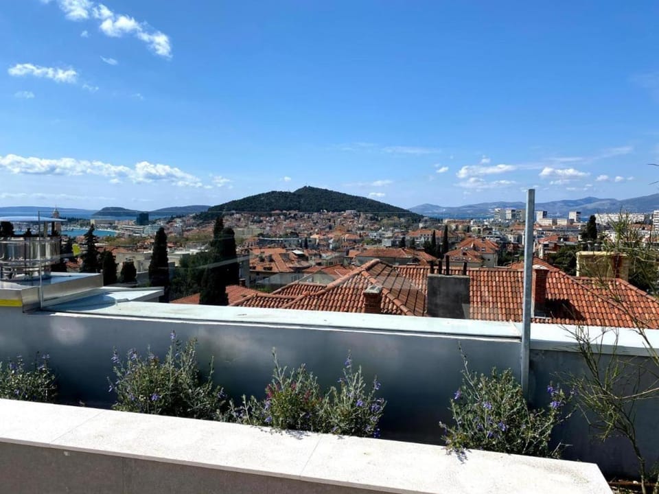 City view, Mountain view, Sea view