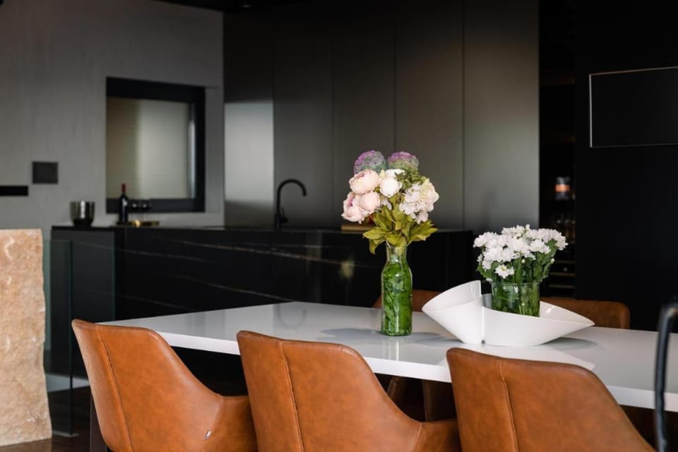 Kitchen or kitchenette, Dining area